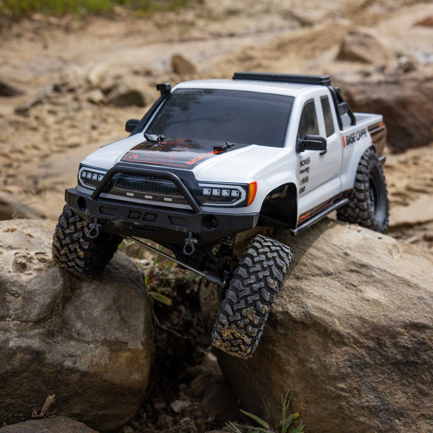 1/10 SCX10 III Base Camp 4X4 RTR Brushed Rock Crawler, White