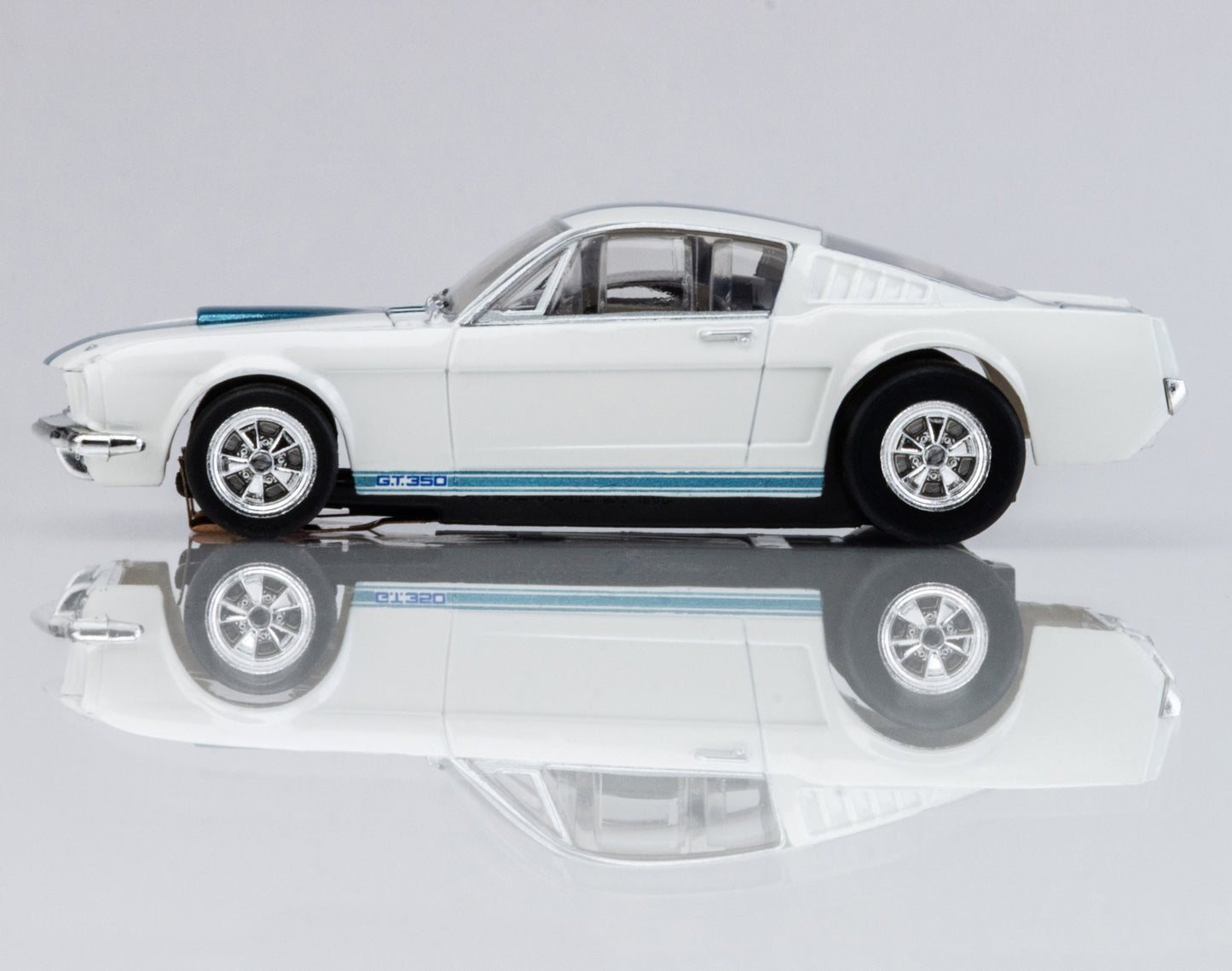 1965 Shelby Mustang GT350 White/Blue HO Slot Car Set